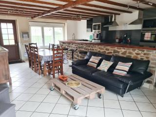 Grande maison conviviale à Flamanville avec jardin clos - 2