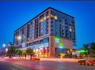 Luxury 2BR Apartment with Stunning Views & Balcon - 8