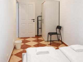 Long-Term 1BR & 1 Living Room Easy City Access - 6