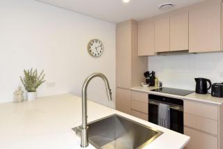 Central Christchurch Apartment With Balcony - 2