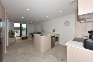 Central Christchurch Apartment With Balcony - 1