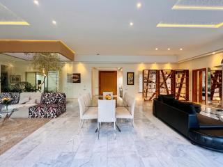 Spacious Villa with Mountain Views - 550 m² - 4