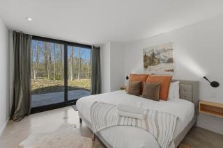 Bright 4BR Sunlit Chalet - Hot Tub and Fireplace - 9
