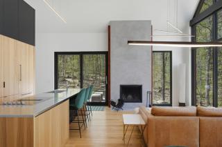 Bright 4BR Sunlit Chalet - Hot Tub and Fireplace - 5