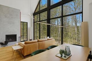 Bright 4BR Sunlit Chalet - Hot Tub and Fireplace - 3