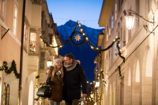 Winterstimmung in Meran - Bergblick - 3 Schlafzimmer für Familien & Freunde - 100 m2 für 6 Gäste - Große Küche & Esstisch für 6 - Restaurants, Altstadt & Weihnachtsmarkt zu Fuß - Privatparkplatz - Bahnhof & Skibus 4 Min - Südtirol Guest Pass inklusive - 1