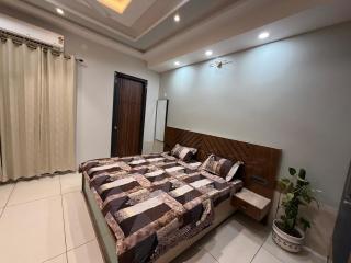 Serene 3 BHK Ground Floor Stay Private Tub - 4