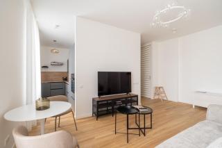 Amazing Location, 1 Bedroom, Bath, Fast WiFi - Charming Retreat by Innorental - 1