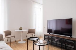 Amazing Location, 1 Bedroom, Bath, Fast WiFi - Charming Retreat by Innorental - 9