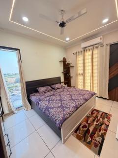 Cozy 3BHK rooftop terrace getaway with a projector - 9