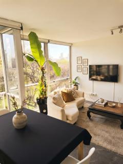 Living, 2 dormitorios con Cochera y Vista a los Bosques, BBQ y Laundry - 4