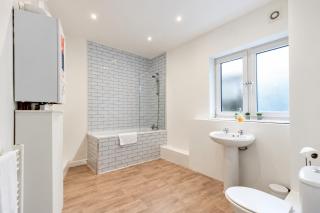 Your Perfect 3-Bed Stay Near Durham University - 7