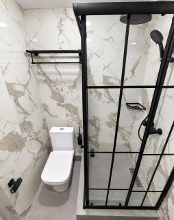 Cozy Center Apartment with City View & Balcony - Erevan - 5
