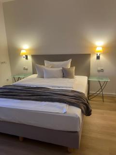 Plaza Rooms & Studios - 6