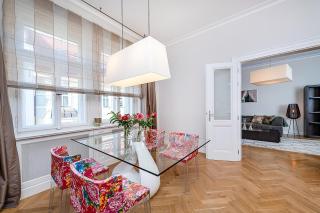 Old Town 2-Bedroom Apartment in Picturesque Area - 3