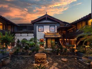 Arcadia Coffee Lounge Courtyard Design Homestay - Lijiang Old Town - European Industrial Style Meets Intangible Cultural Heritage Chinese Courtyard -Free Pick-up from Airport for 2 Nights - 2