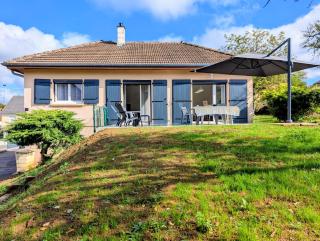 VILLA 4 étoiles - jacuzzi dès avril 2027 à 10 min de Besançon - Terrasse, Jardin & Parking - 0