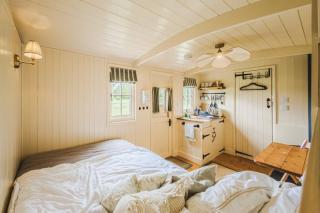 The Old Stables - Shepherd's Hut - 4