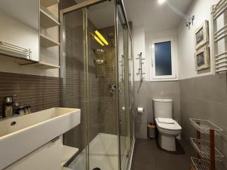 Modern Apartment with Balcony Near Camp Nou - 5