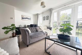 Cosy 2-Bed apt, Nr Horsham & Crawley, FREE Parking - 5