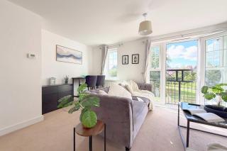 Cosy 2-Bed apt, Nr Horsham & Crawley, FREE Parking - 4