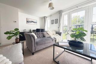 Cosy 2-Bed apt, Nr Horsham & Crawley, FREE Parking - 3