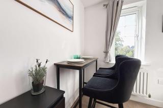 Cosy 2-Bed apt, Nr Horsham & Crawley, FREE Parking - 2