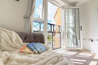 Cosy 2-Bed apt, Nr Horsham & Crawley, FREE Parking - 1