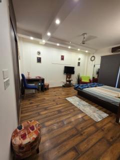 Cozy Studio Apartment Near DLF Galleria Market - 0