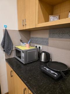 Cozy Studio Apartment Near DLF Galleria Market - 4