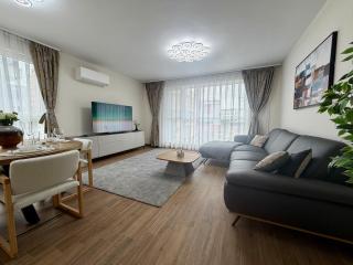 Rowing Canal Retreat, luxury 2BR apt, free parking - 4