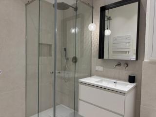 Premium Apartment with Balcony, AC & Free Parking - 3