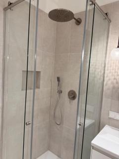 Premium Apartment with Balcony, AC & Free Parking - 1