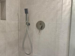 Premium Apartment with Balcony, AC & Free Parking - 4