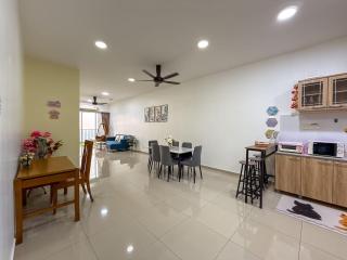 Taiping 3BR Condo 8 Pax Pool and Netflix - 9