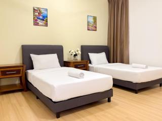 Taiping 3BR Condo 8 Pax Pool and Netflix - 3