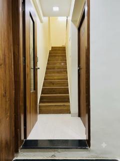Deluxe Inn - Near Kokilaben Dhirubhai Ambani Hospital - 2
