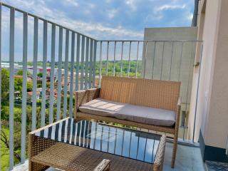 Modern Stylish Apartment with Balcony & Free Parking - 0
