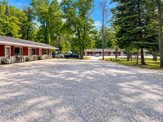 Room 26-1 Queen 1 Full Suite-Woodland Motor Lodge - Grayling - 2