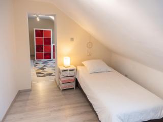 Spacious apartment in Charleroi 100 m² with parking 5 ppl - Charleroi - 7