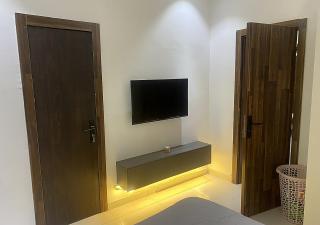 Luxury 3BR Apartment, 10 Min to the Beach - 5