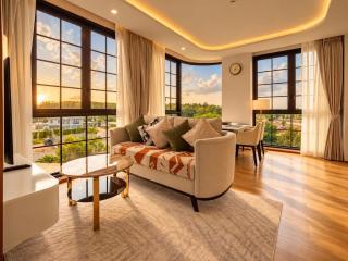 Premium Corner Suite with Pond and Mountain Views - 0