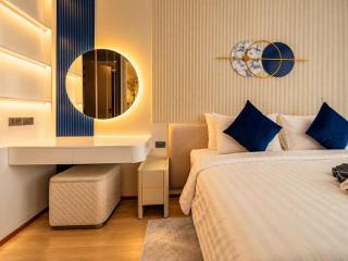 Premium Corner Suite with Pond and Mountain Views - 8