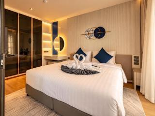 Premium Corner Suite with Pond and Mountain Views - 6