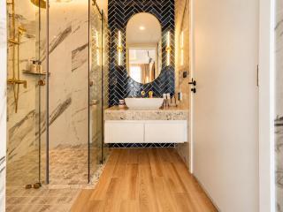Premium Corner Suite with Pond and Mountain Views - 4