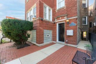 Artsy Chicago Stay with Patio Parking & Sleeps 7 - 5