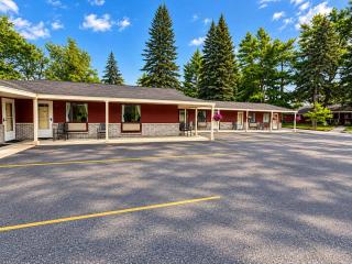 Room 15-1 Queen Suite-Woodland Motor Lodge - Grayling - 3
