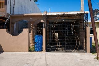 Portmore Peaceful Stay - 9
