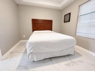 Hummingbird Haven 16 - Renovated Townhome near DHR - 2