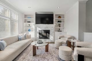 The Erlton Stylish 4BR Sleeps 11 Backyard - 0